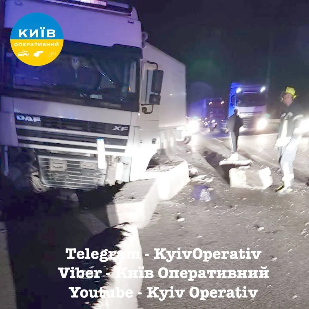 На в’їзді до Києва вантажівка на швидкості протаранила бетонні блоки. Подробиці та фото dqxikeidqxidqrant