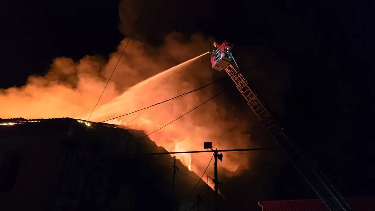Появилось видео первых минут после ночного попадания в Харькове