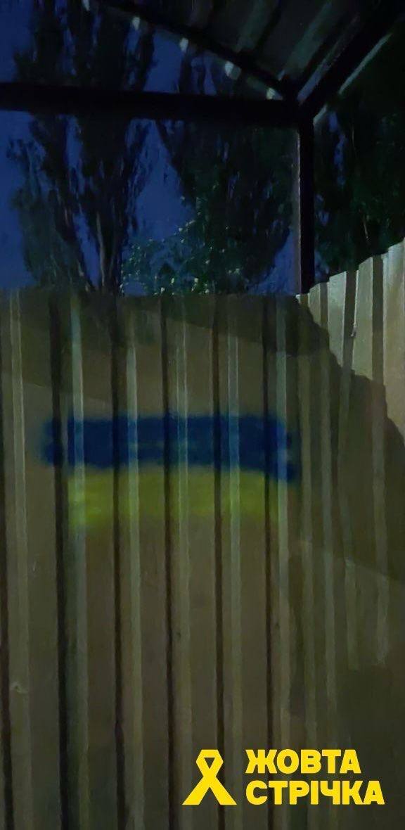 В Донецке украинские активисты нарисовали под носом окупантов сине-желтые флаги. Фото