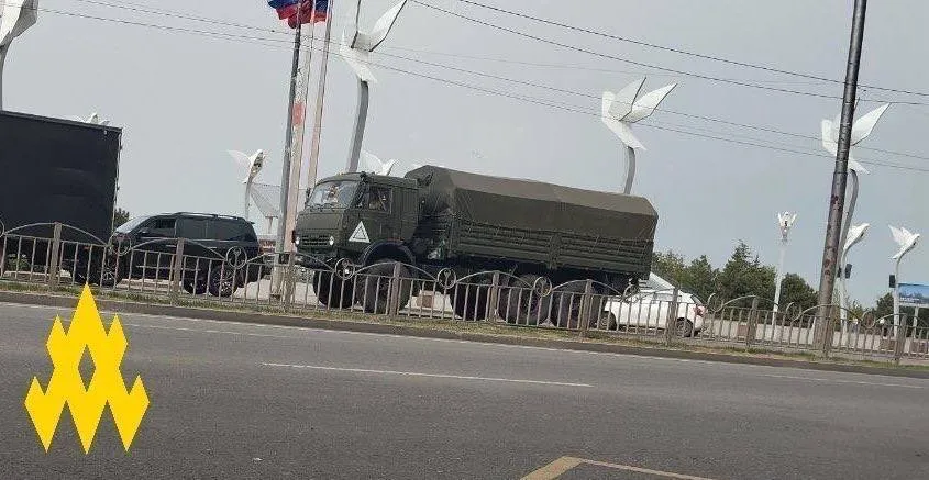 Вантажівка російських військ в українському місті dqxikeidqxidqrant