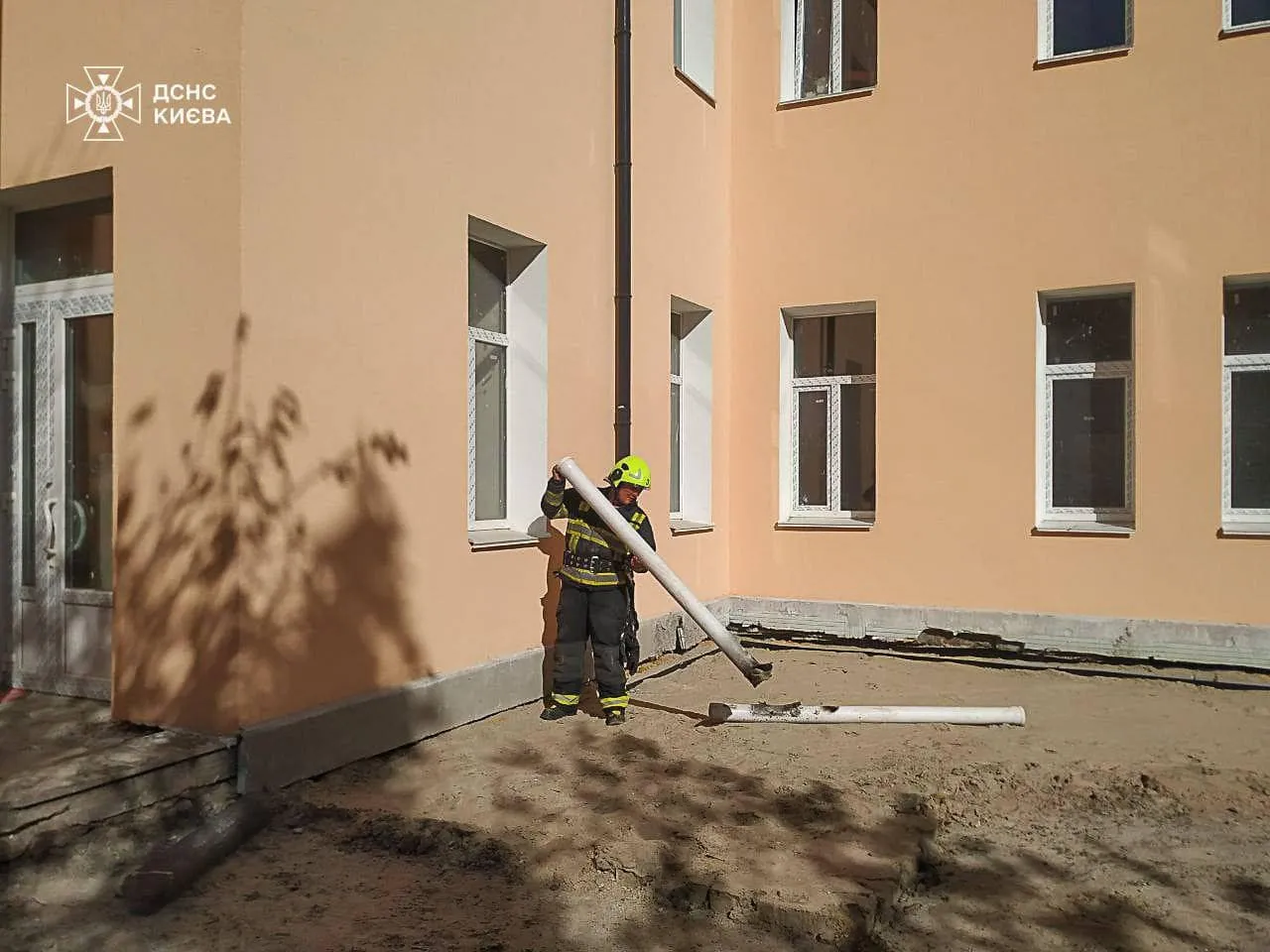 У Києві сталась пожежа на території пологового будинку. Подробиці та фото