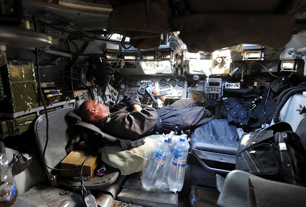 Украинский солдат в БТР