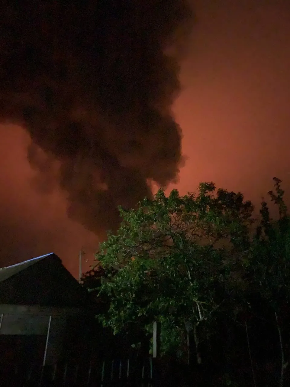 У Росії поскаржилися, що БПЛА атакували нафтобазу в Краснодарському краї. Фото і відео