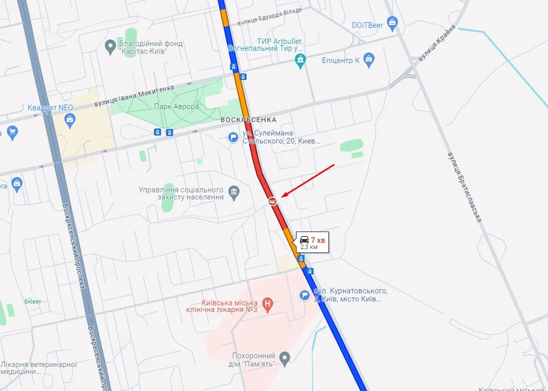 У Києві легковик на швидкості збив бетонний стовп: є постраждалий. Фото і відео dqxikeidqxidqrant