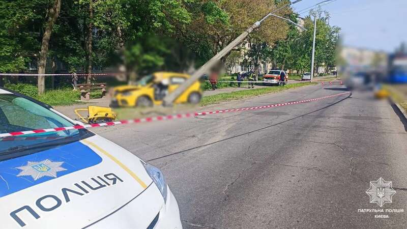 У Києві легковик на швидкості збив бетонний стовп: є постраждалий. Фото і відео