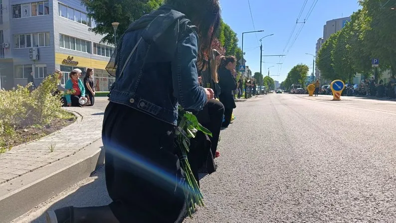 Йому назавжди буде 19: у Луцьку попрощалися із захисником, який загинув у боях на Харківщині. Фото