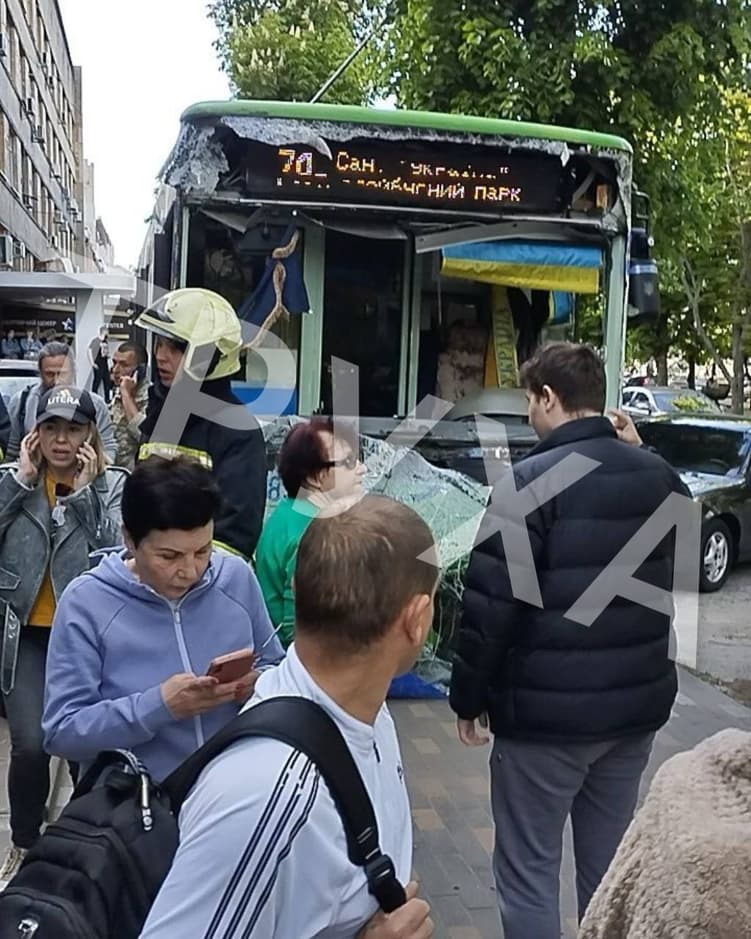 Пошкоджений внаслідок ДТП тролейбус у Черкасах dqxikeidqxidqrant