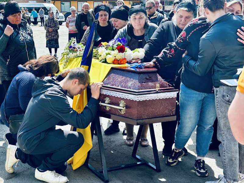 Без батька залишилися дві донечки: на Черкащині попрощалися з захисником, який загинув у боях за Україну. Фото dqxikeidqxidqrant