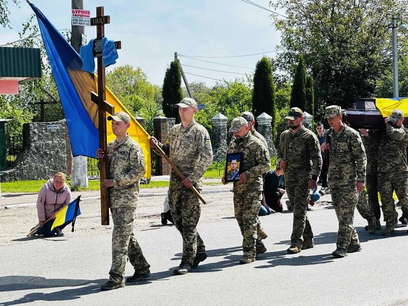 Без батька залишилися дві донечки: на Черкащині попрощалися з захисником, який загинув у боях за Україну. Фото