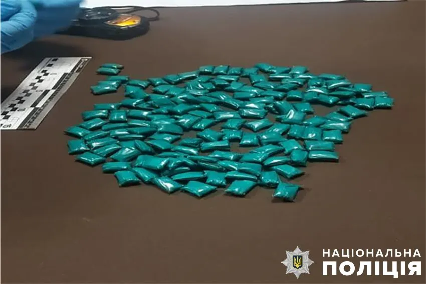 Займався збутом психотропів: у Києві в чоловіка вилучили понад 230 пакунків із  dqxikeidqxidqrant