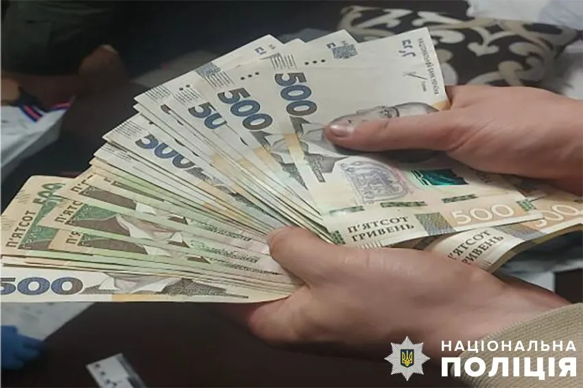 Займався збутом психотропів: у Києві в чоловіка вилучили понад 230 пакунків із