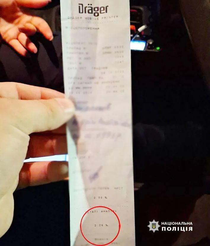 В Киеве пьяный водитель скутера столкнулся с микроавтобусом: есть пострадавший. Подробности и фото