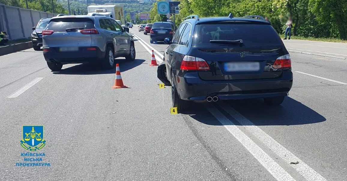 У Києві сталась ДТП за участі двох легковиків: одну з машин зім’яло, є постраждалі. Фото