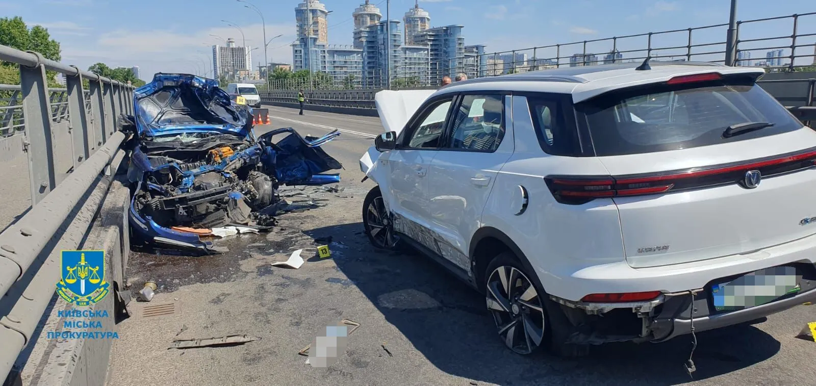 У Києві сталась ДТП за участі двох легковиків: одну з машин зім’яло, є постраждалі. Фото