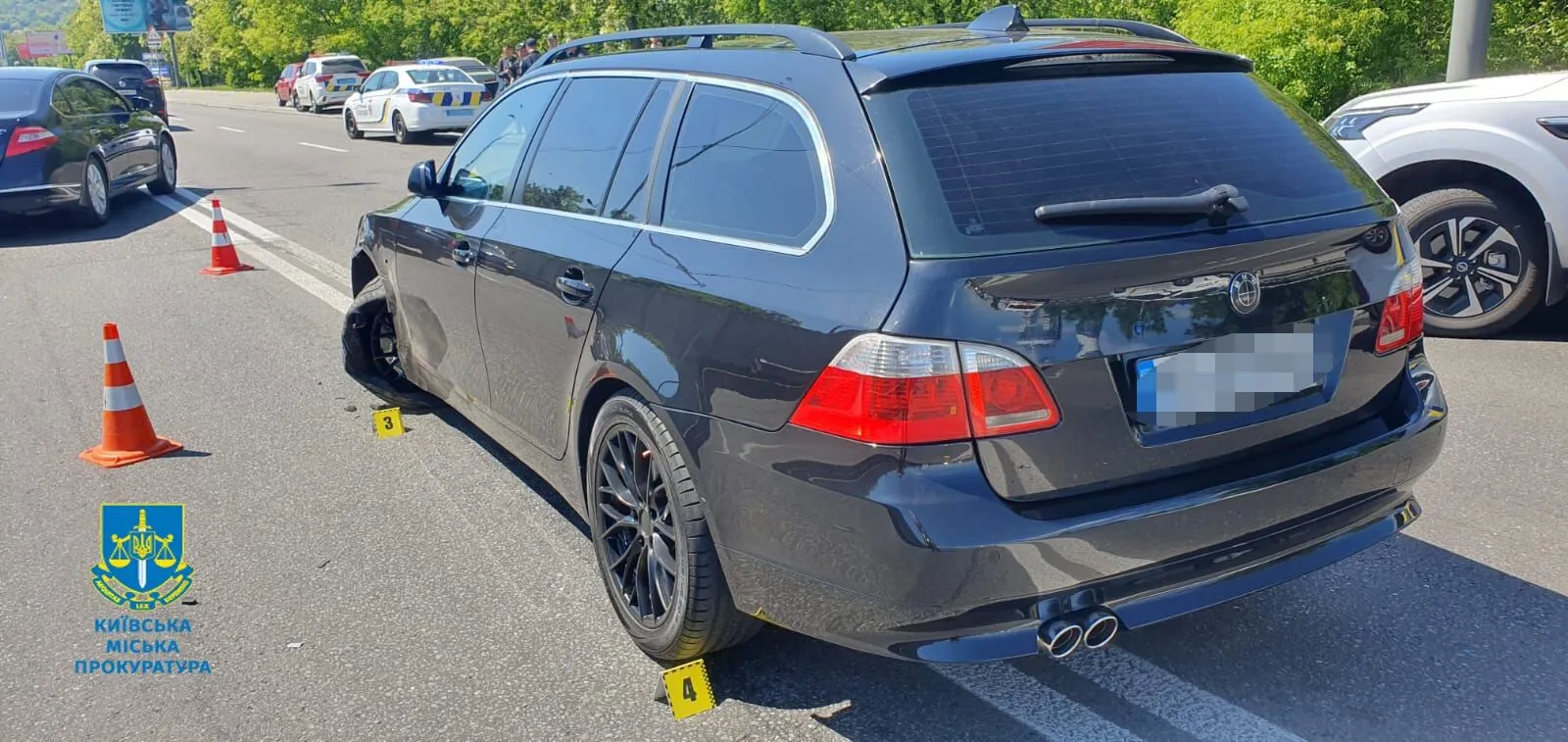 У Києві сталась ДТП за участі двох легковиків: одну з машин зім’яло, є постраждалі. Фото