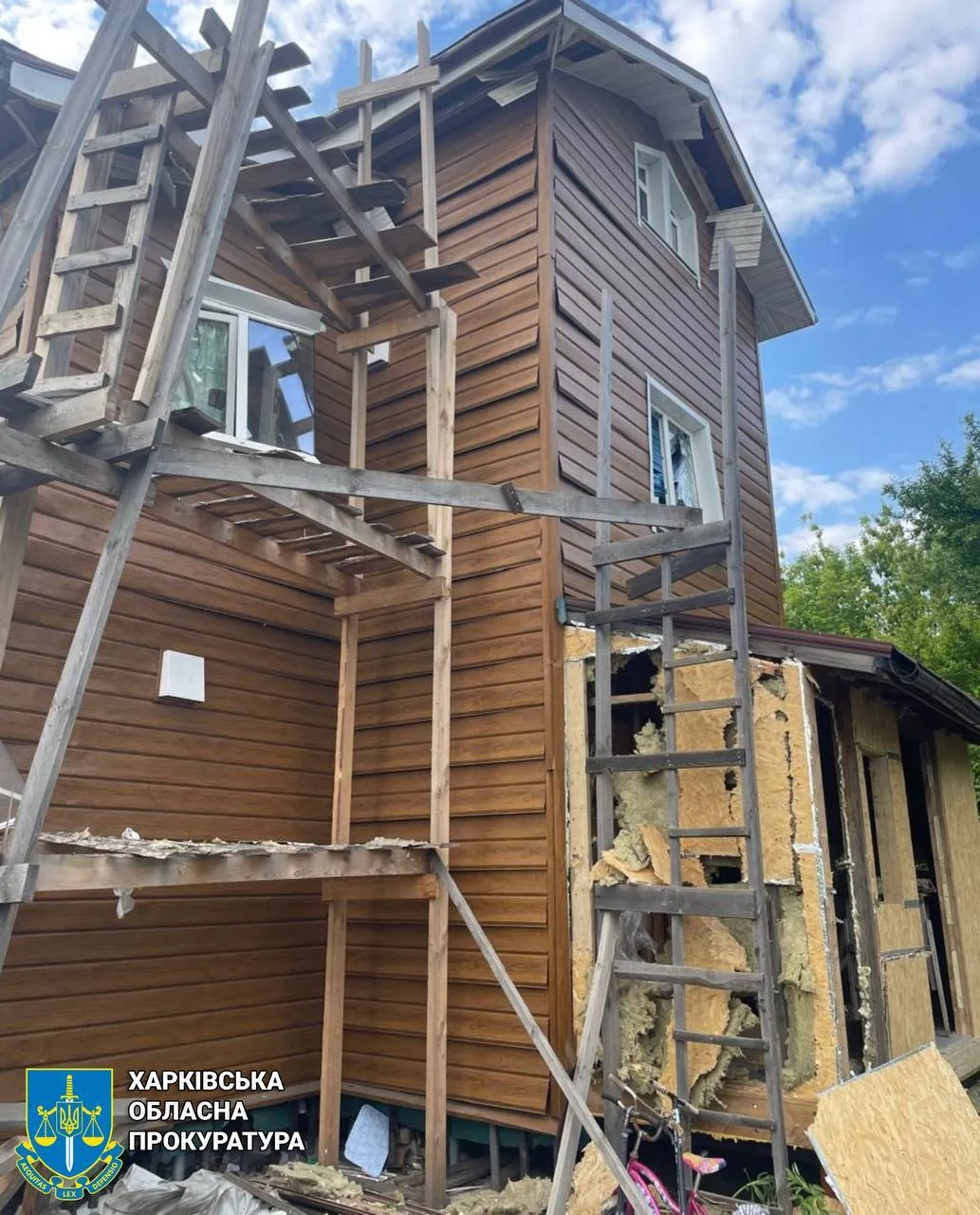 Росіяни вдарили по житловому сектору Харкова: шість людей поранено, є руйнування. Фото