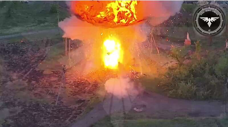 Украинский дрон мастерски снес башню российскому танку: зрелищные кадры dqxikeidqxidqeant