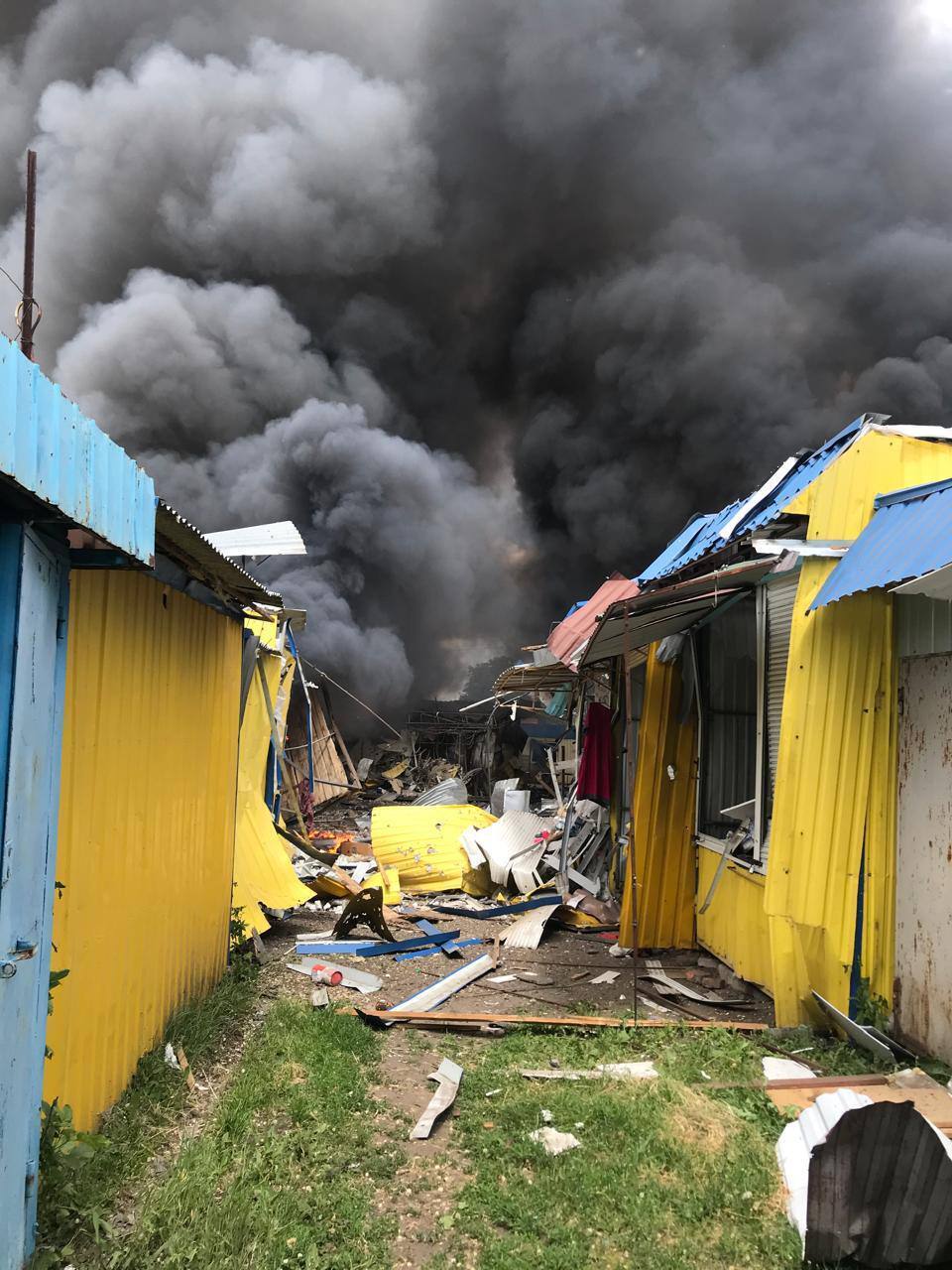Росіяни вдарили по Золочеву на Харківщині: постраждали дитячий садок, ринок і будинки. Фото