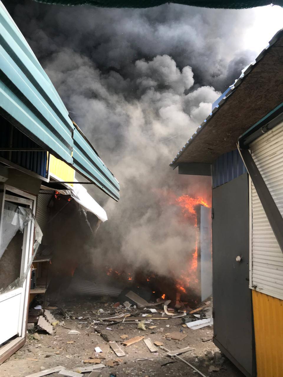 Росіяни вдарили по Золочеву на Харківщині: постраждали дитячий садок, ринок і будинки. Фото