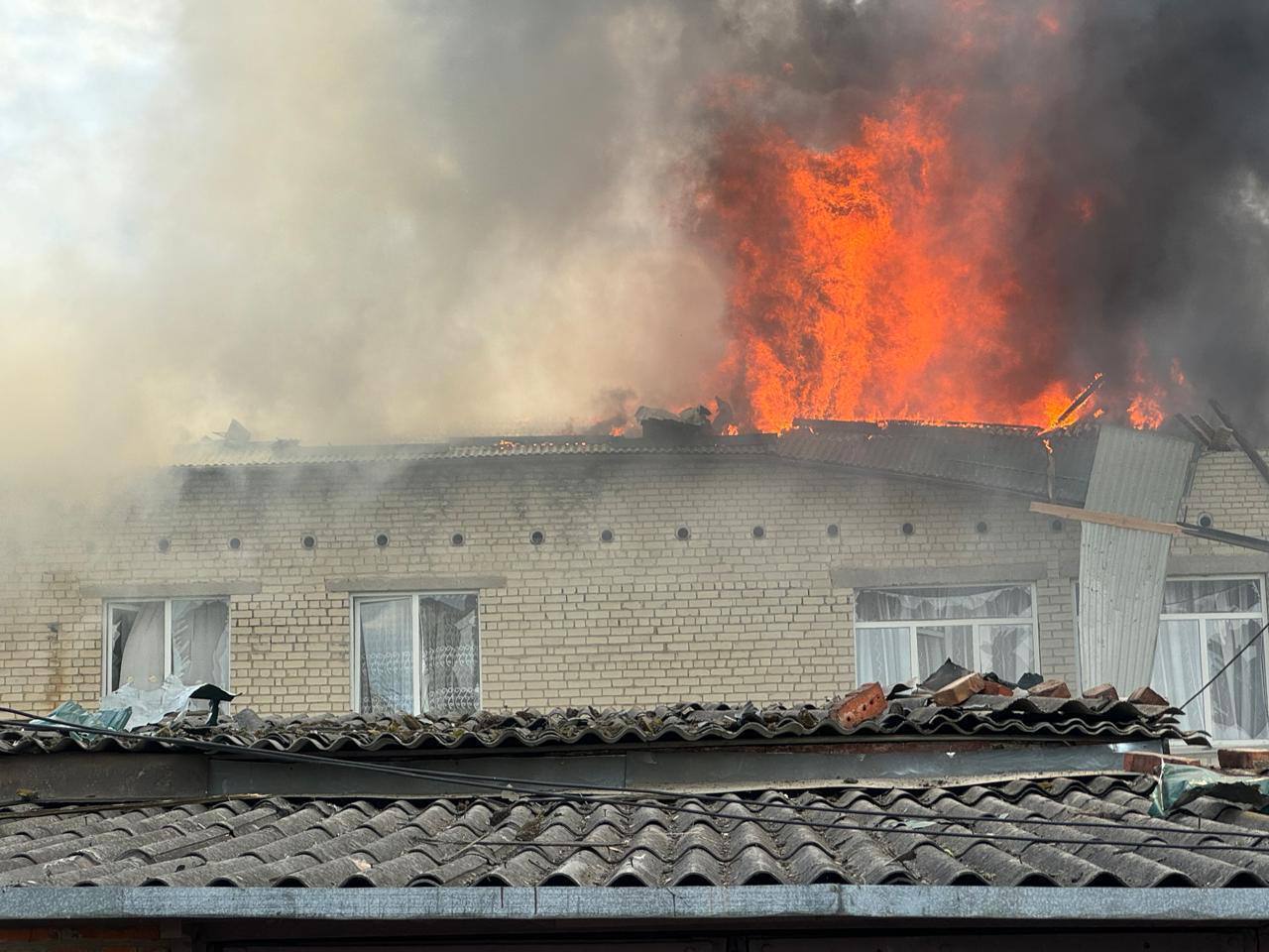 Росіяни вдарили по Золочеву на Харківщині: постраждали дитячий садок, ринок і будинки. Фото