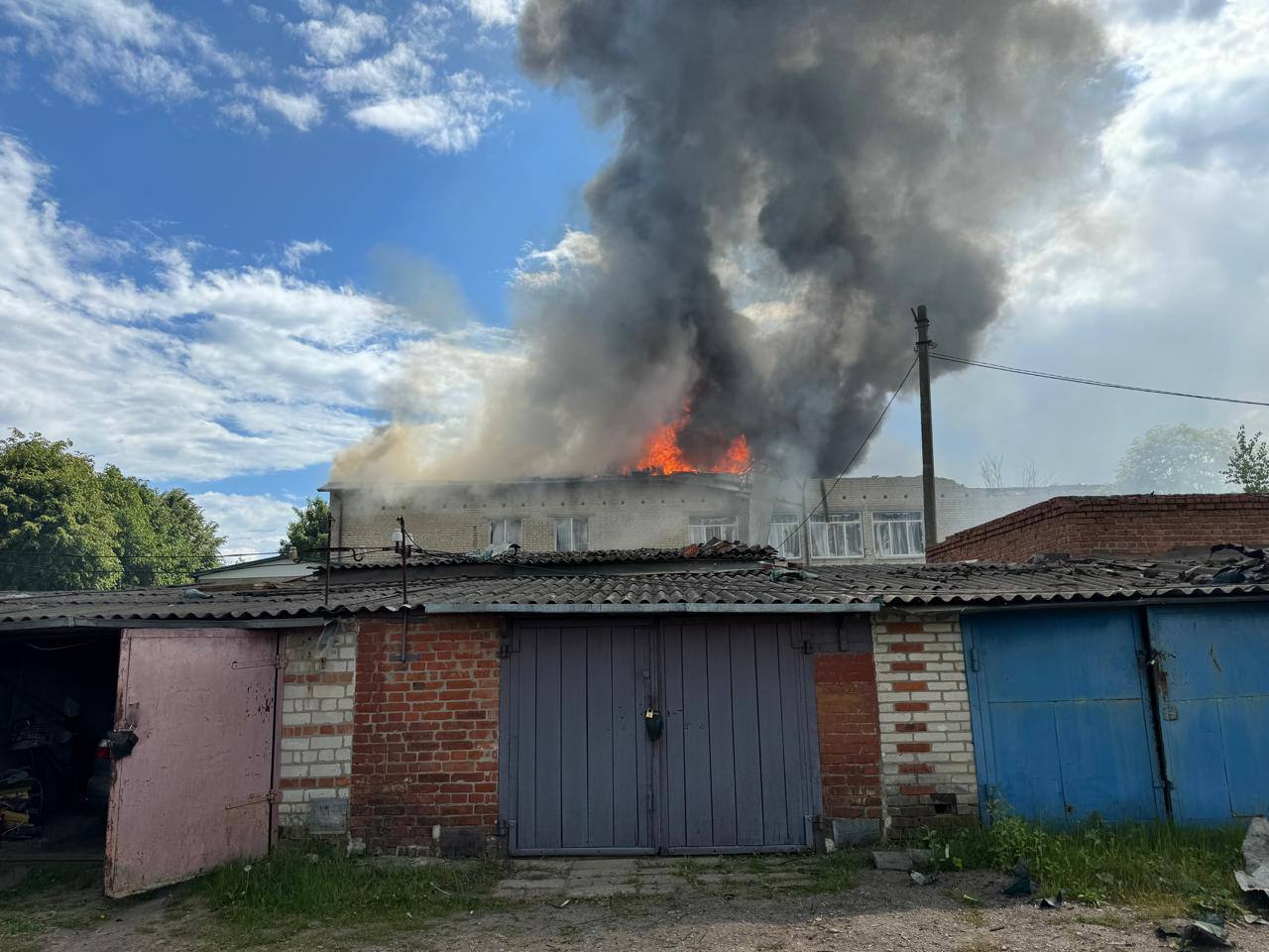 Росіяни вдарили по Золочеву на Харківщині: постраждали дитячий садок, ринок і будинки. Фото