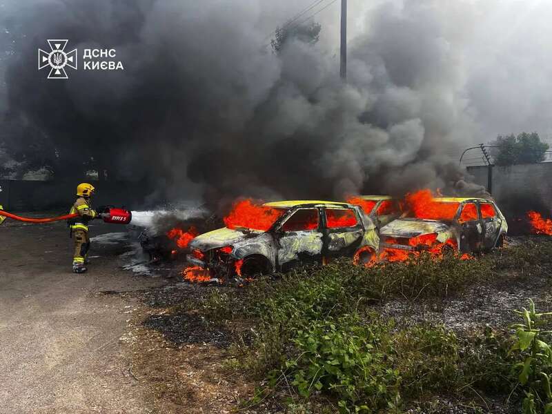 В Киеве на Оболони пожар уничтожил шесть легковушек. Подробности и фото