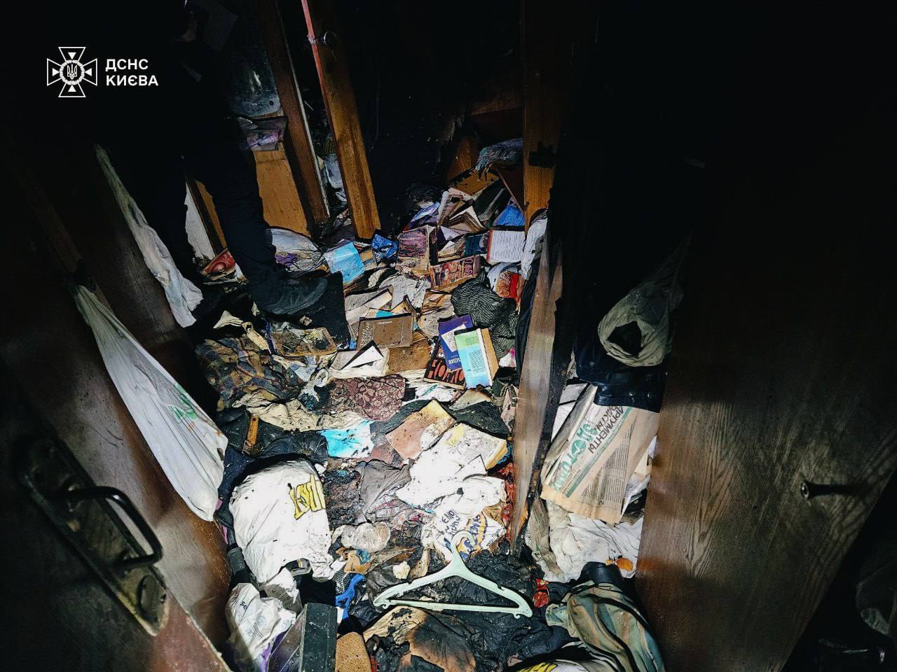 В Киеве во время пожара бойцы ГСЧС спасли женщину. Подробности и фото