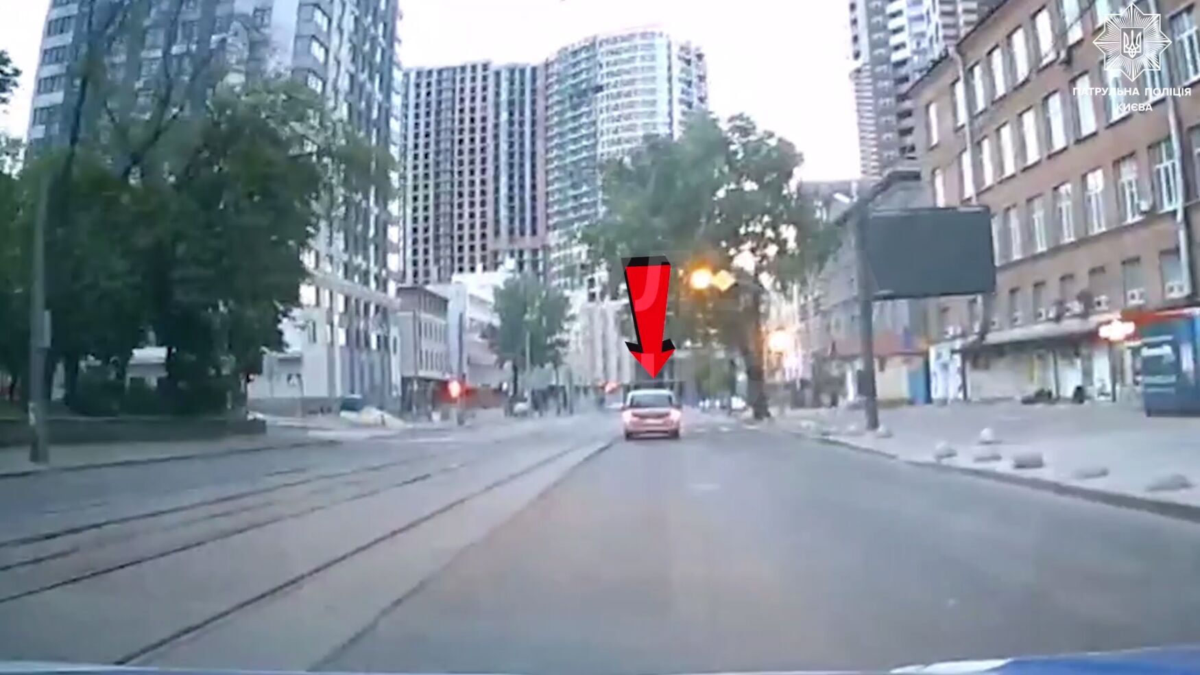 В Киеве патрульные помогли мужчине, у которого произошло нападение за рулем. Видео dqxikeidqxidqrant