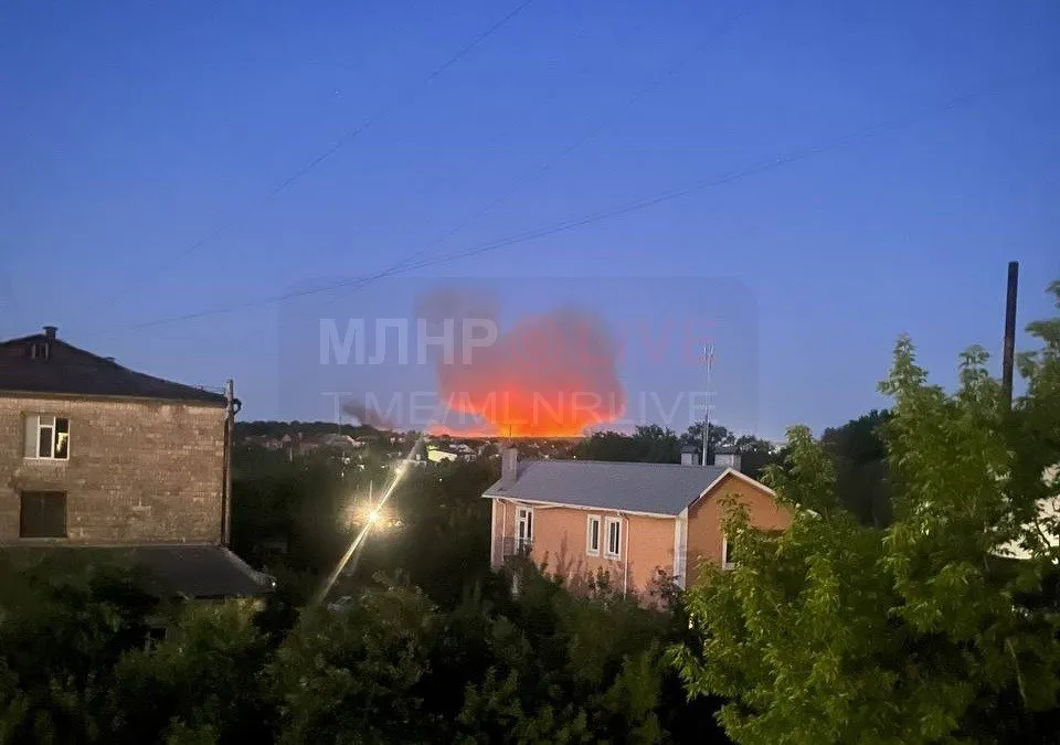 Explosions were heard in Lugansk: the facility of the Russian occupiers is on fire. Photo and video