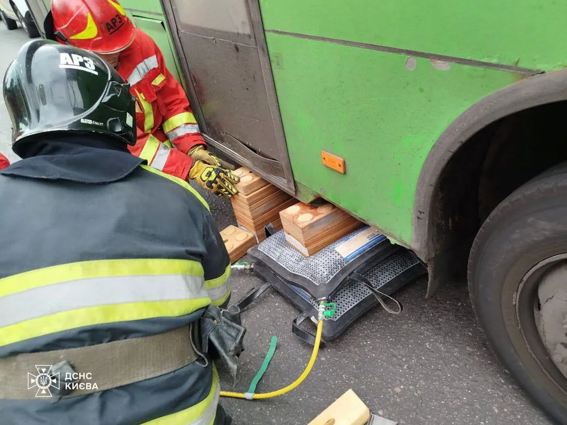 У Києві маршрутка збила на смерть чоловіка: тіло загиблого з-під машини діставали рятувальники