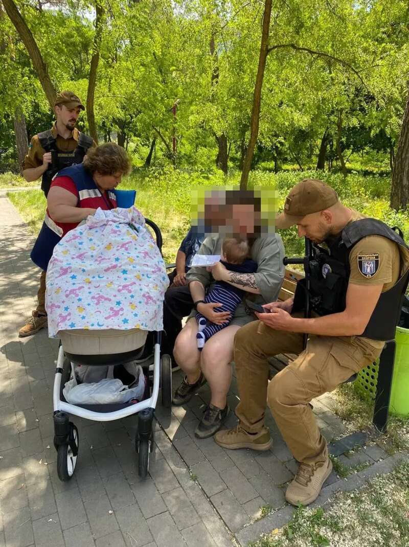 У чоловіка були ознаки сп’яніння: у Києві дідусь перекинув візочок з немовлям та травмував онука. Фото dqxikeidqxiuuant