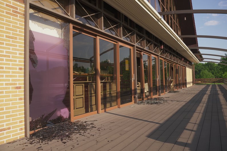 Росіяни вдарили двома авіабомбами по гольф-клубу в Харкові 28 травня: фото наслідків