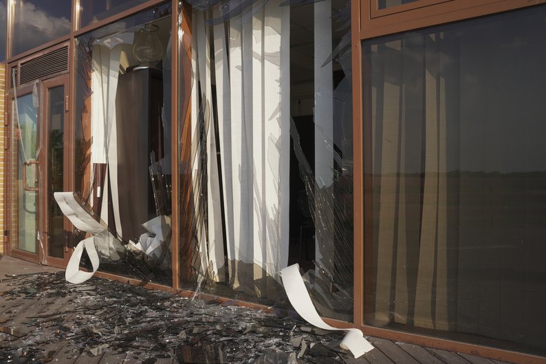 Росіяни вдарили двома авіабомбами по гольф-клубу в Харкові 28 травня: фото наслідків