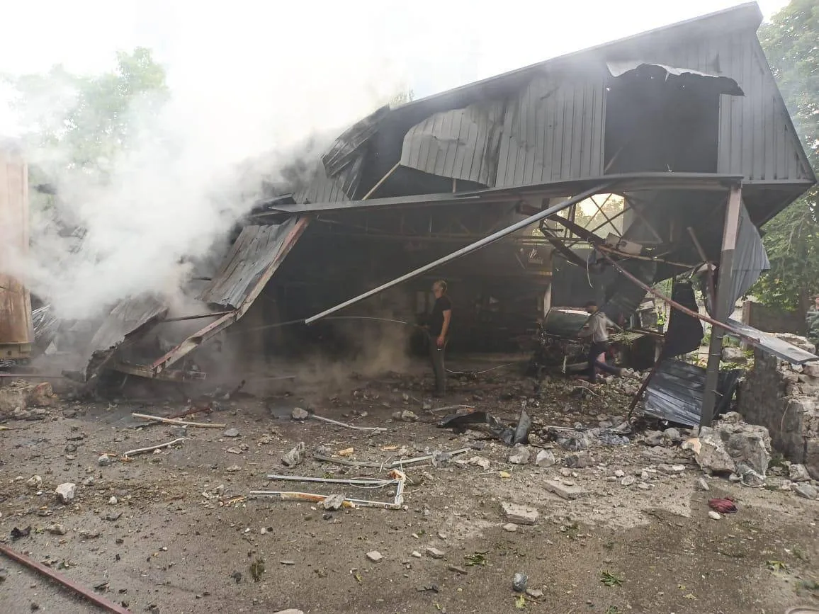 Россия атаковала Киев ракетами, работала ПВО: в результате падения обломков возник пожар. Фото