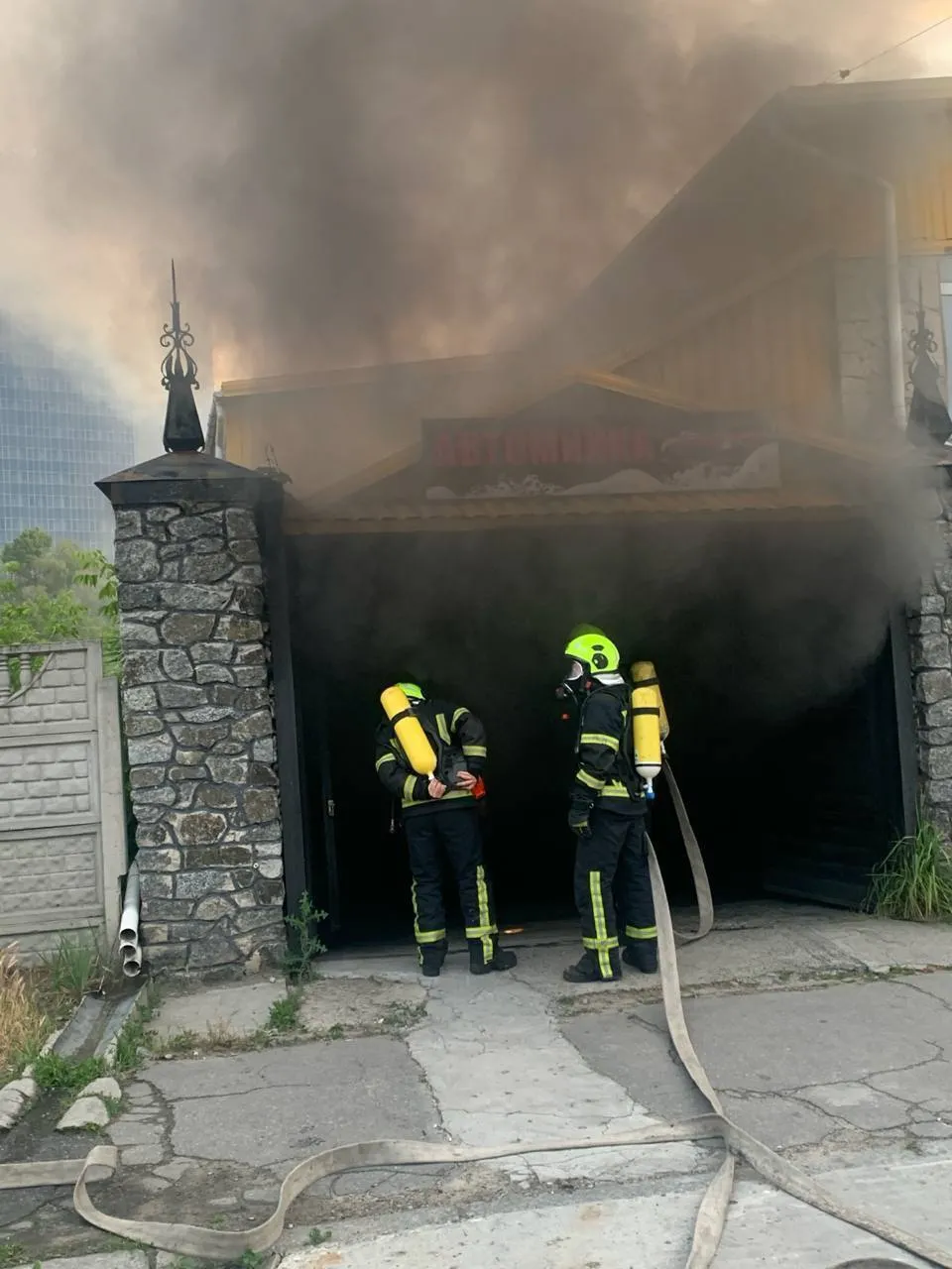 Росія атакувала Київ ракетами, працювала ППО: внаслідок падіння уламків виникла пожежа. Фото