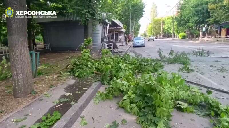 In the morning, the invaders struck the center of Kherson, a woman was injured. Video dqxikeidqxidqeant