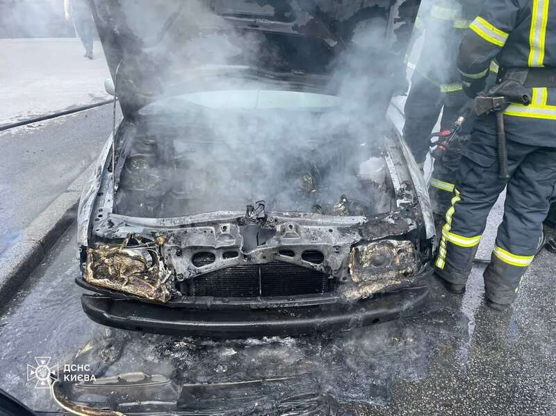 У Києві під час руху загорівся легковик: вогнем охопило мотор. Фото і відео dqxikeidqxidqrant
