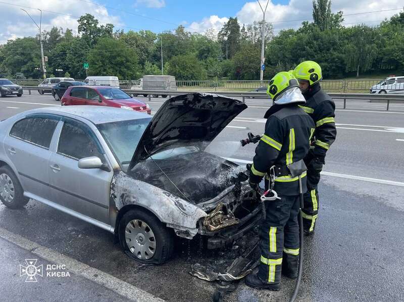 У Києві під час руху загорівся легковик: вогнем охопило мотор. Фото і відео