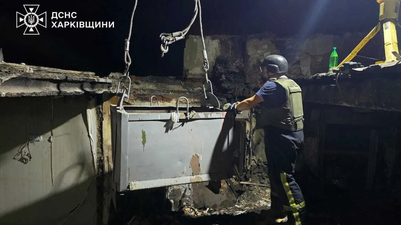 У Харкові кількість жертв удару РФ по житловому будинку збільшилася до 9 осіб. Фото руйнувань