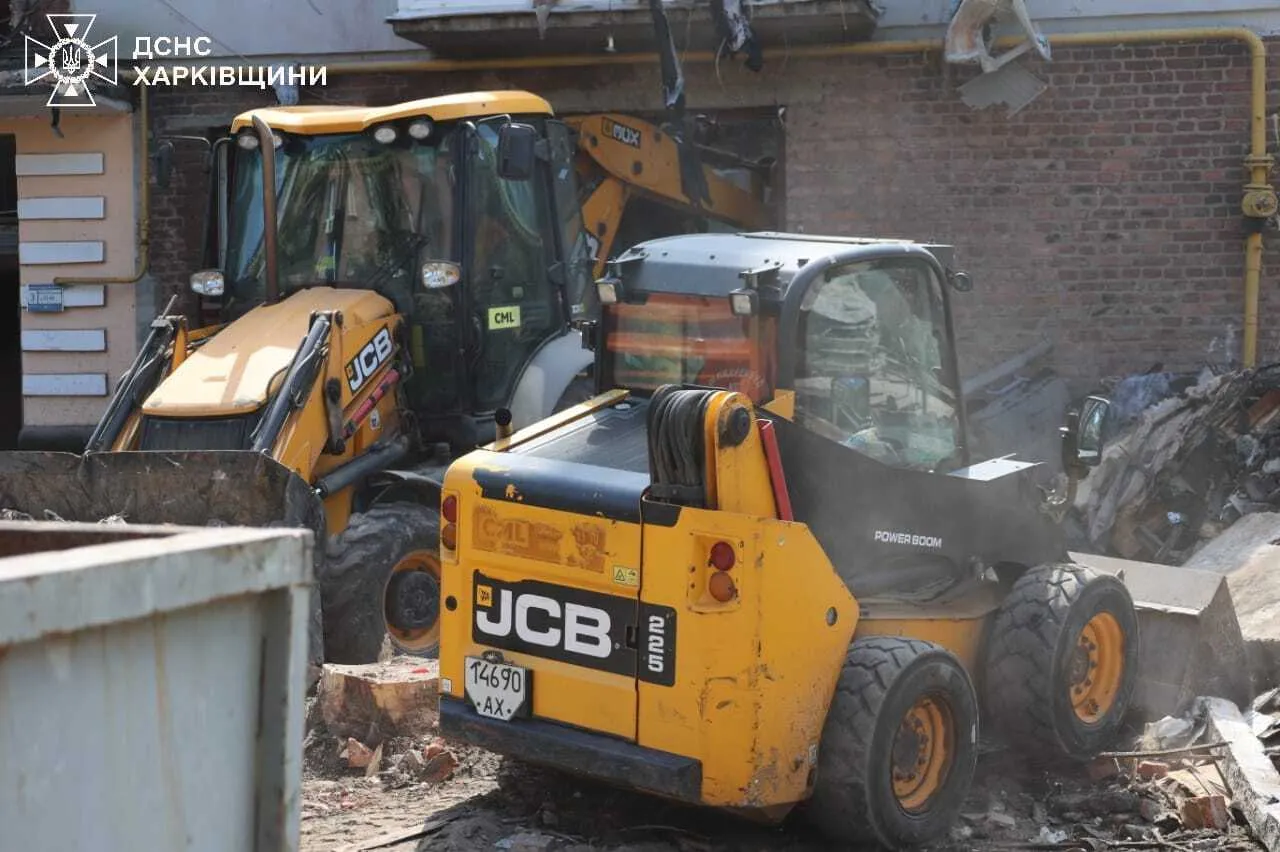 У Харкові кількість жертв удару РФ по житловому будинку збільшилася до 9 осіб. Фото руйнувань