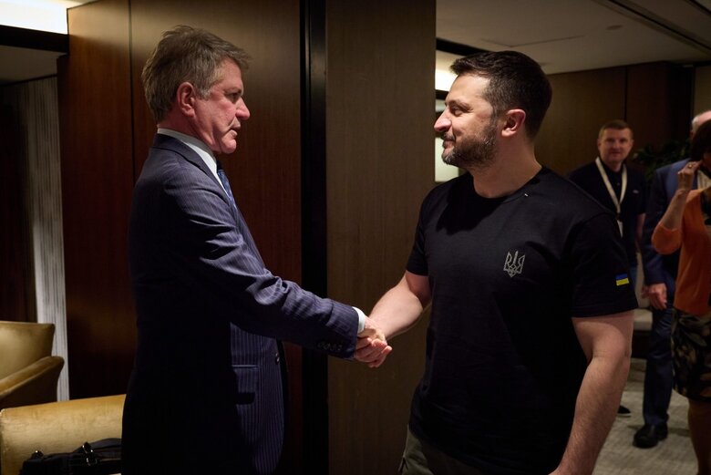 Голова Комітету із закордонних справ Палати представників Конгресу США, член Республіканської партії Майк Маккол та Володимир Зеленський dqxikeidqxidqeant
