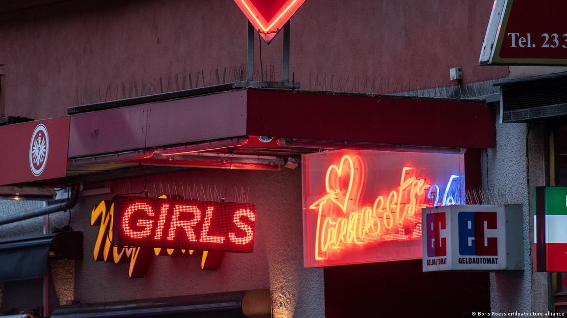 Неонові вивіски перед входом в олін із громадських будинків неподалік вокзалу у Франкфурті-на-Майні