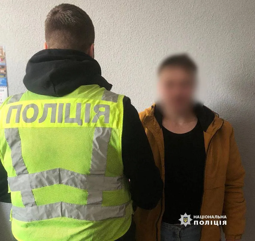 Отрывал зеркала элитных машин для продажи в автосервисы: в Киеве задержали серийного вора. Фото