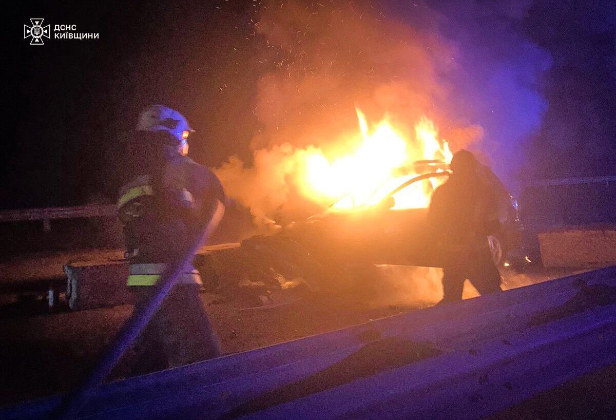 На Київщині легковик протаранив бетонні блоки та загорівся: є постраждалий. Фото dqxikeidqxidqeant