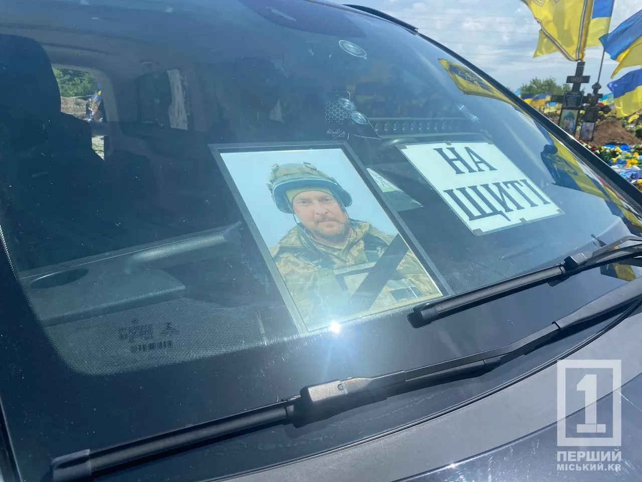 Лікарі добу боролися за його життя: у Кривому Розі попрощалися з захисником, який помер від отриманих на фронті поранень dqxikeidqxidqeant