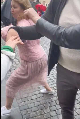 Женщина в розовом – это женщина с зонтиком.