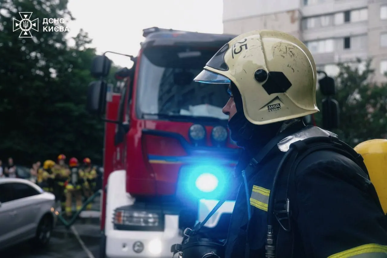 У Києві під час пожеж у двох багатоповерхівках врятували трьох осіб. Подробиці, фото і відео dqxikeidqxidqeant