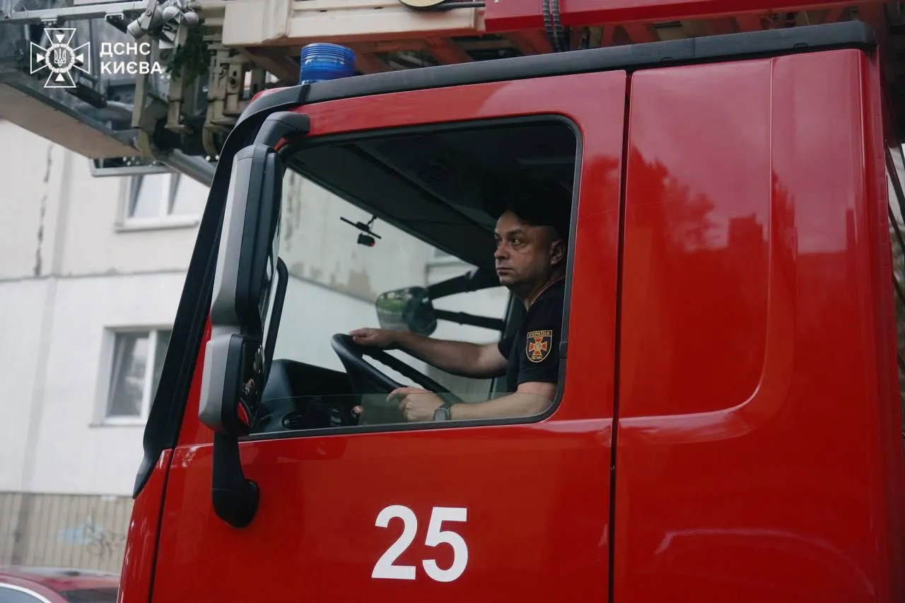 У Києві під час пожеж у двох багатоповерхівках врятували трьох осіб. Подробиці, фото і відео