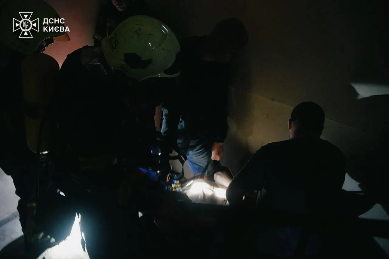 У Києві під час пожеж у двох багатоповерхівках врятували трьох осіб. Подробиці, фото і відео