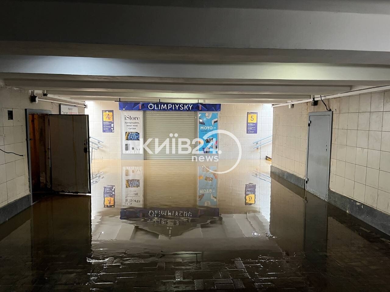 Произошел прорыв трубы: в Киеве подтопило переход на станции метро